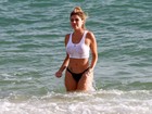 Loira de Rod Stewart faz a garota da camisa molhada em praia do Rio