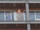 Fergie acena para fãs na sacada de hotel no Rio 