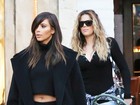 Mesmo com look comportado, Kim Kardashian deixa barriga à mostra