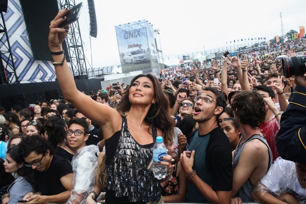 Dani Suzuki faz selfie com fão no Lollapalooza (Foto: Manuela Scarpa e Amauri Nehn/Photo Rio News)