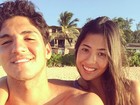 Gabriel Medina posa com a namorada, Tayná Hanada, no Havaí
