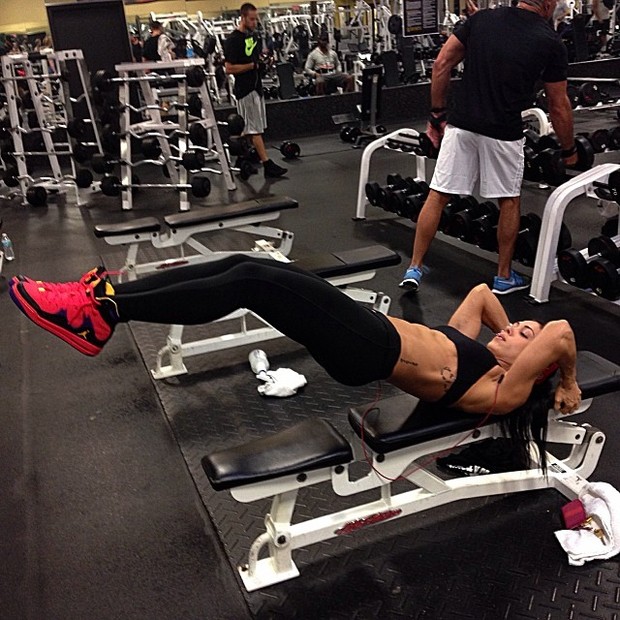 Bella Falconi faz abdominal (Foto: Instagram)
