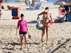 Letícia Birkheuer curte dia de sol em praia do Rio