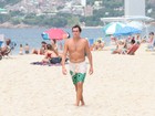 Felipe Dylon chama atenção por barriga positiva no Rio