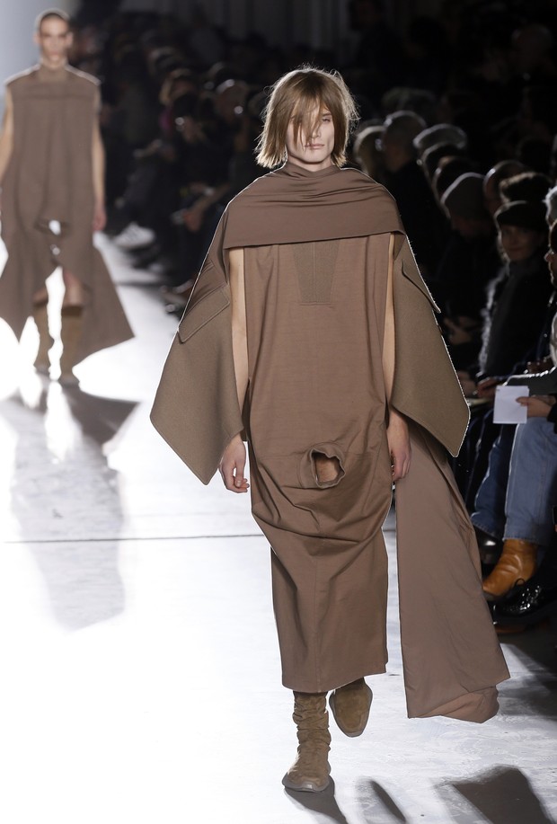 Rick Owens coloca modelos com pênis à mostra na semana de moda de Paris -  FFW