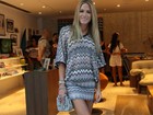 Fiorella Mattheis posa de vestidinho curto em inauguração de loja