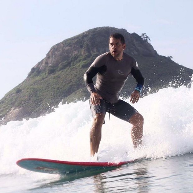 Leandro Hassum praticando surfe (Foto: Reprodução/Instagram)