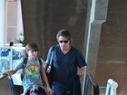Fábio Assunção embarca com o filho em aeroporto