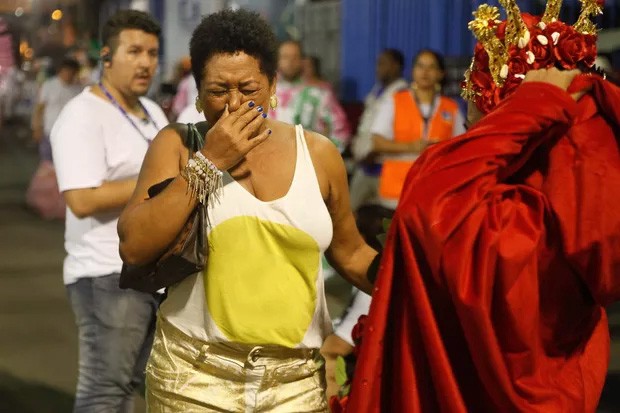 Virgínia Vianna se emociona com comissão de frente da Mangueira na concentração (Foto: Anderson Barros / Ego)