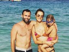 Alessandra Ambrósio aparece de biquíni curtindo o dia em família 