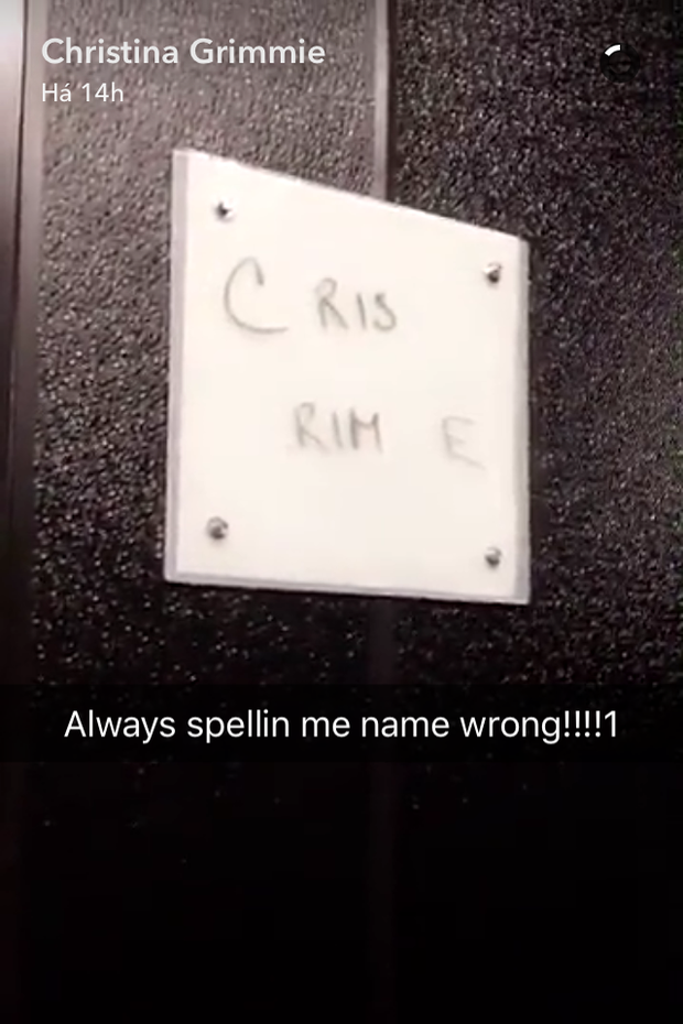 Christina Grimmie reclama que seu nome está escrito errado na entrada do camarim (Foto: Reprodução/Snapchat)