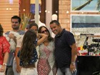 Susana Vieira passeia em shopping do Rio e posa com fãs