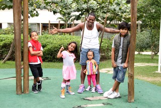 MC Sapão com os filhos (Foto: Daniel Pinheiro/R2)