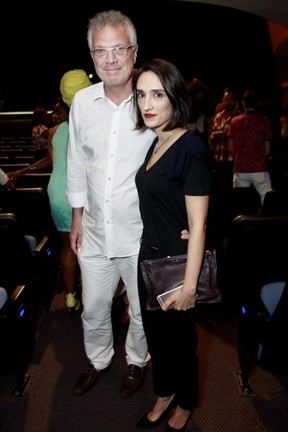 Pedro Bial e a mulher, Maria Prata, em estreia de peça no Centro do Rio (Foto: Marcos Ferreira/ Brazil News)