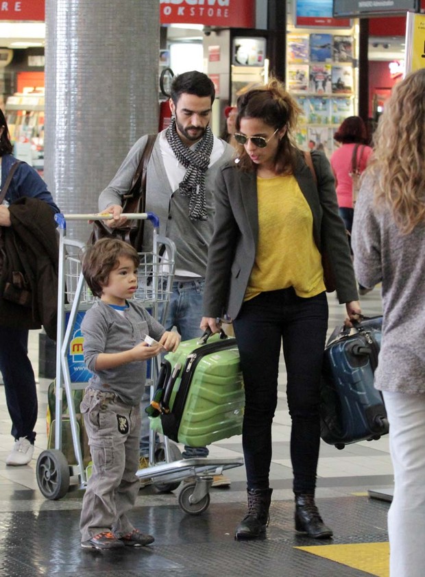 Caio Blat e família no aeroporto (Foto: Orlando Oliveira/ Ag. News)