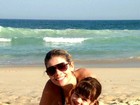Ex-Paquita Cátia Paganote exibe boa forma em dia de praia com a filha