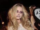 Ellen Rocche usa fantasia assustadora em festa de Halloween