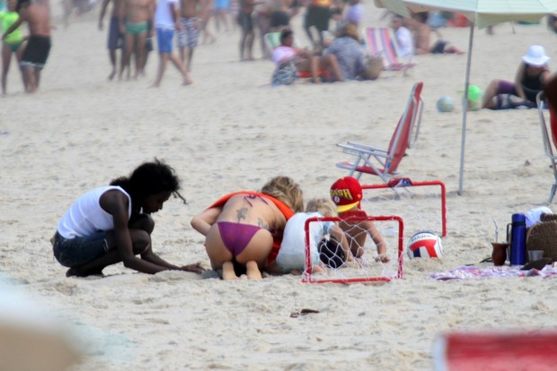 Fernanda Lima com os filhos na praia (Foto: Wallace Barbosa / AgNews)