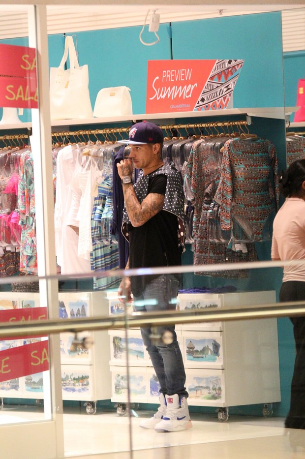 Paolo Guerrero leva a namorada para fazer compras no shopping (Foto: Fábio Moreno / AgNews)
