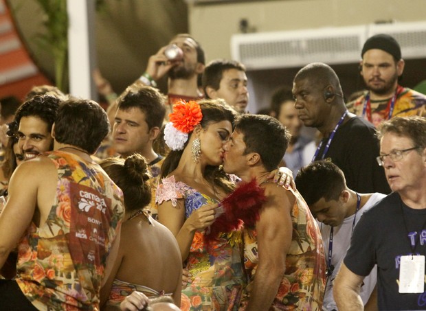 Juliana Paes beijando (Foto: Marcos Serra Lima/ EGO)