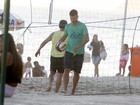 Sem Fernanda Lima, Rodrigo Hilbert joga vôlei na praia