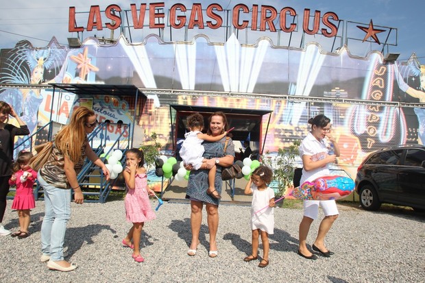 Sônia Nazário, mãe de Ronaldo, com as netas em circo (Foto: Delson Silva / AgNews)
