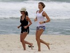 Grazi Massafera corre em praia do Rio na companhia de Aninha Lima