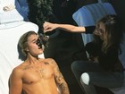 Sem camisa, Justin Bieber ganha uva na boca