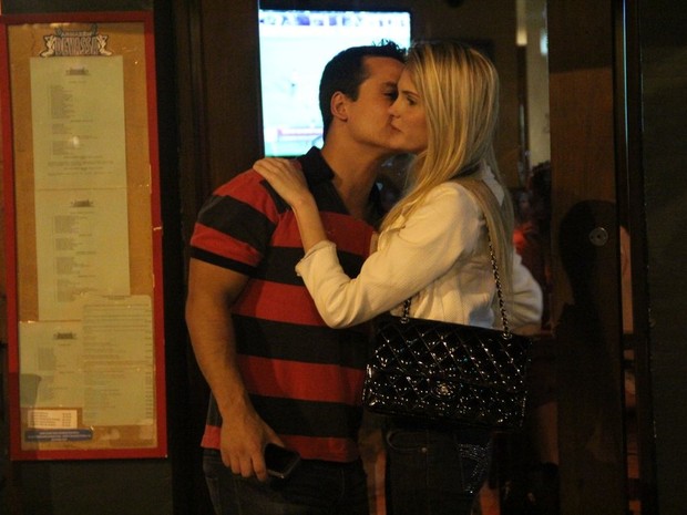 Bárbara Evans se despede do namorado, Leonardo Conrado, com um beijo no rosto (Foto: Rodrigo dos Anjos/ Ag. News)