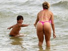 De fio dental, Andrea Andrade se diverte com o filho na praia 