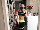 Bella Falconi exibe barriga sarada em foto com a filha no colo