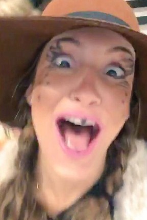De caipira, Claudia Leitte faz graça para selfie (Foto: Instagram/ Reprodução)