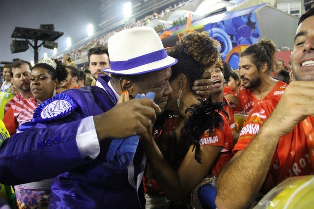 Sheron Menezzes se emociona com desfile da Portela (Foto: Wallace Barbosa/Ag. News)