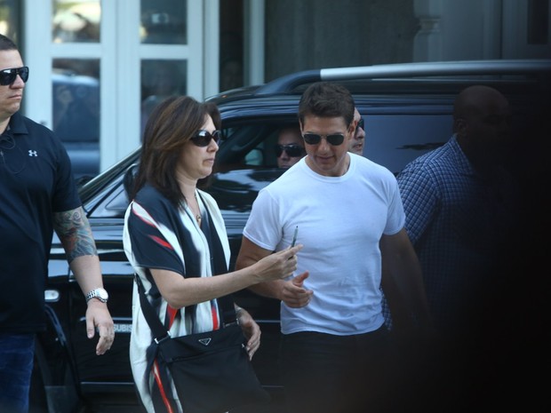 Tom Cruise deixa hotel em Copacabana, RJ (Foto: Marcello Sá Barretto / Agnews)