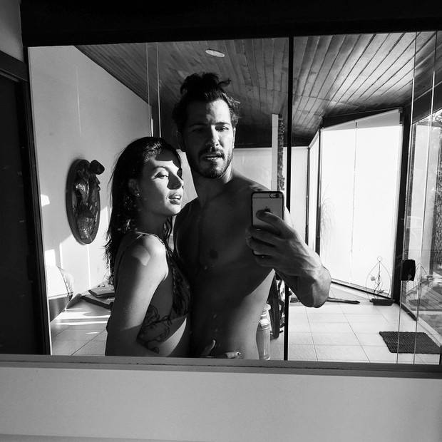 Isis Valverde posa com o namorado, Uriel del Toro (Foto: Instagram/ Reprodução)