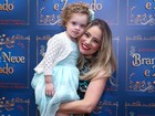 Juliana Baroni recebe o carinho da filha em estreia de peça em São Paulo