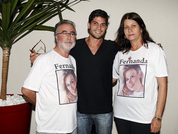 André com os pais de Fernanda (Foto: Marcos Serra Lima / EGO)