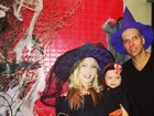 Sheila Mello e Fernando Scherer levam a filha a festa de Halloween