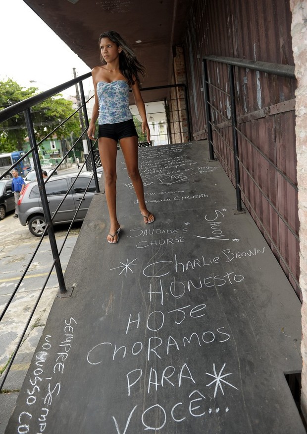 Homanagem de fãs de Chorão (Foto: Francisco Cepeda /  AgNews)