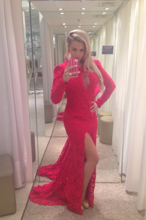 Veridiana Freitas faz prova de vestidos para laçamento da Playboy (Foto: Divulgação)