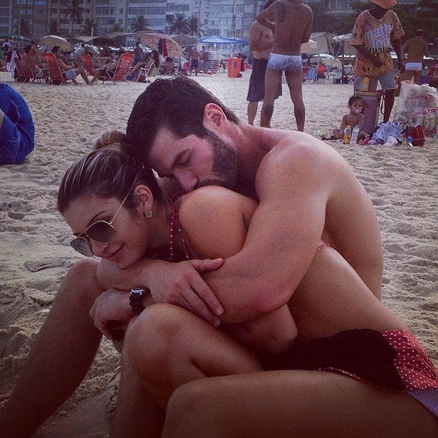 O ex-BBBs Roni e Tatiele em praia do Rio (Foto: Reprodução/Instagram)