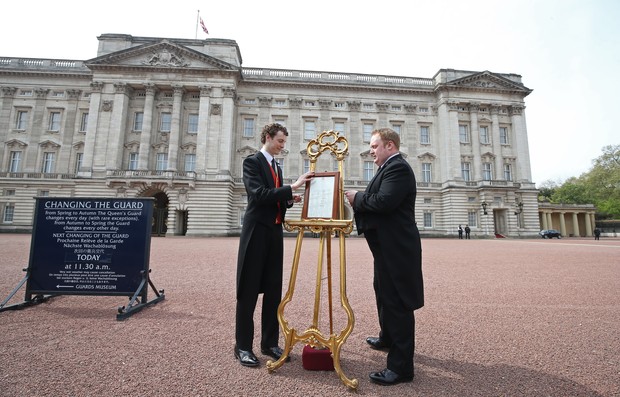 Cavalete com anúncio oficial do nascimento do bebê real é colocado na frente do Palácio de Buckingham (Foto: AFP)