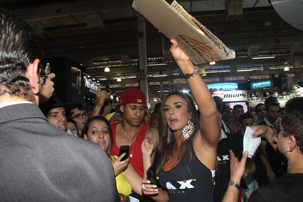 Nicole Bahls em feira (Foto: Amauri Nehn/Photo Rio News)