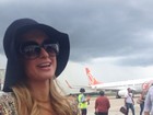 Paris Hilton recebe flores e abre sorrisão ao chegar em Florianópolis