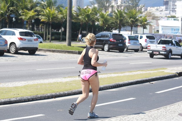 Antônia Fontenelle corre na orla da Barra (Foto: Dilson Silva / AgNews)