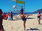 Aline Riscado mostra disposição em treino funcional na praia