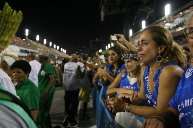 Cissa Guimarães emocionada no desfile da Mangueira (Foto: Andre Freitas / AgNews)