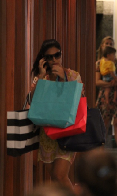 Juliana Paes faz compras em shopping do Rio (Foto: Derick Abreu / Foto Rio News)
