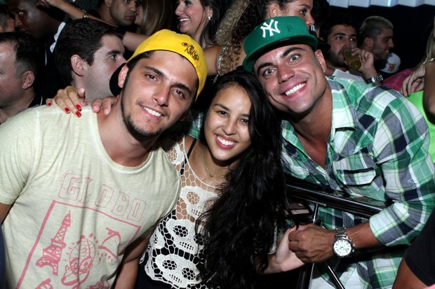Bruno Gissoni e a namorada, Yanna Lavigne, com o promoter Biel Maciel em boate no Rio (Foto: Raphael Mesquita/ Divulgação)
