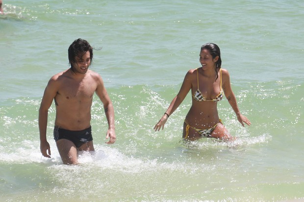 Yanna Lavigne se refresca em praia do Rio com amigo (Foto: Agnews)